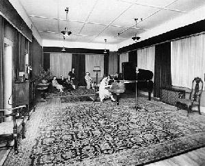 KGO in 1924. The main microphone was in the middle of the room. Another was on the cabinet at the left. (Courtesy: John Schneider)